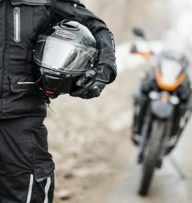 hombres-motocicleta-dia-invierno
